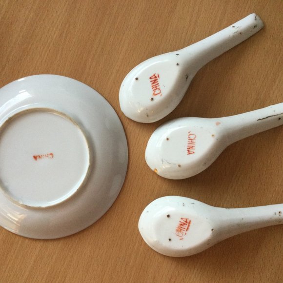 Vintage Chinese porcelain saucer plate and three spoons gold gilded marked China - Picture 4 of 5